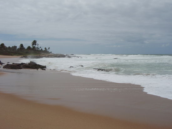 Makellose Strände, wenige Menschen -alle freundlich; nördlich von Itapua. Riesige Wellen; Surfer
