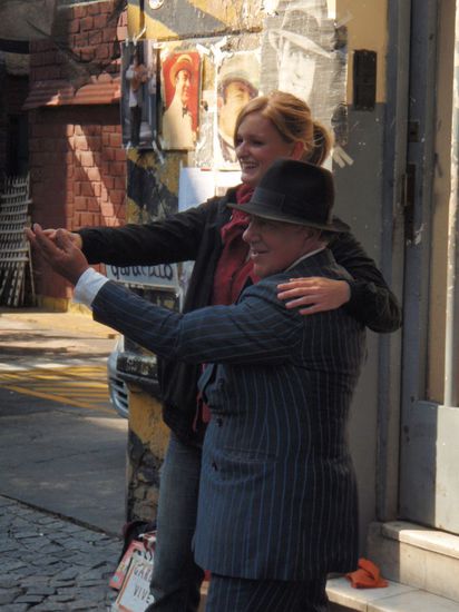 Laras spontaner Tangokurs auf der Strasse - Applaus war sicher