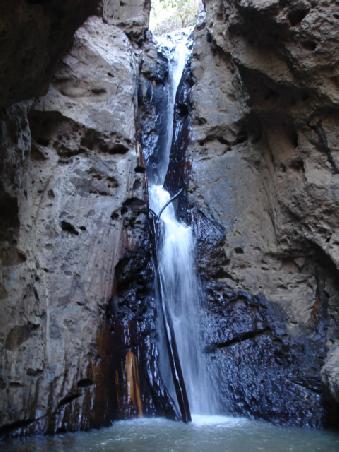 Einer von drei Wasserfaellen in der Umgebung von Pai