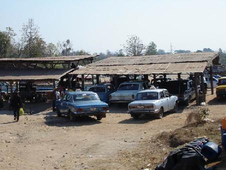 Wartende Taxis an der laotischen Grenze