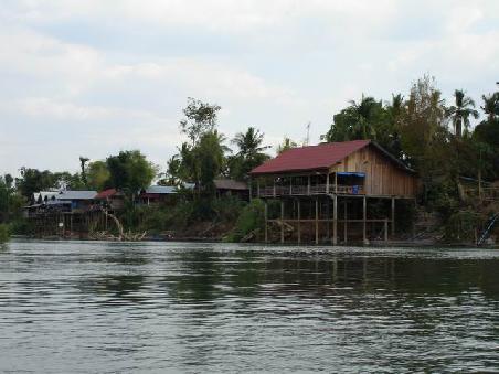 Guesthaeuser malerisch ueber dem Fluss gelegen auf DON DET