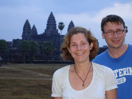 Tanja (meine Reisebegleitung in Kambodscha) und ich vor Angkor Wat bei Sonnenaufgang