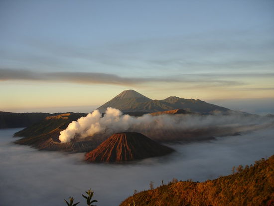 Im Vordergrund raucht Bromo. Im Hintergrund steht Semeru.