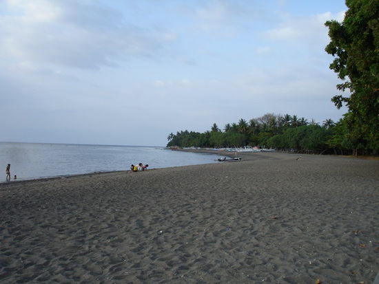 Der erste Strand - leider nur aus Lavasand