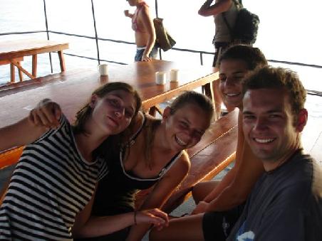 Sarah, Tine, Jasmin und Jan auf dem Tauchboot