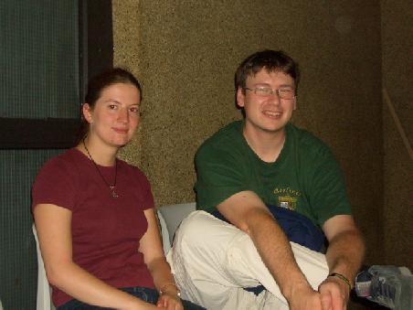 Claudia und Andi in unserer dunklen Ecke auf dem Flughafen