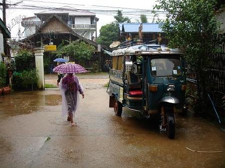 Haeftiger Regen am Morgen vor Abfahrt nach Luang Prabang