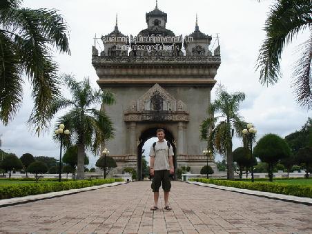 Die laotische Ausgabe des Triumphbogens in Vientiane