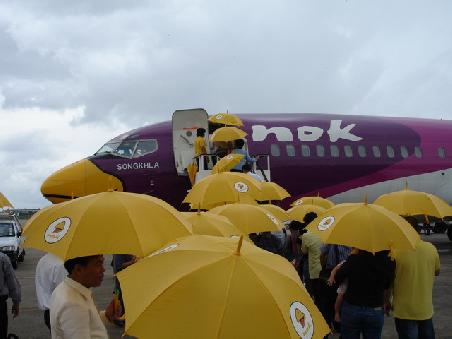 Bei Nokair gibt es bei Regen Schirme fuer jeden, die man leider nicht behalten durfte.