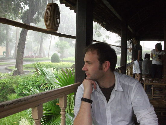 Warten auf das Ende des Tropenregens