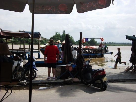 Schnell im Sprung noch die ablegende Faehre erreichen, die naechste faehrt ja erst in 10 Minuten.