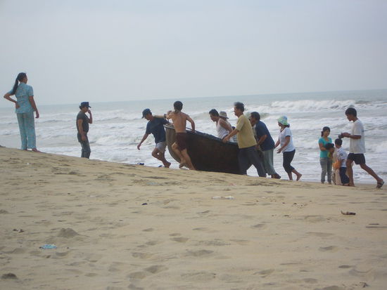 Einholen der Nussschale, nach erfolglosen Fischfangversuchen bei zu starkem Wellengang.