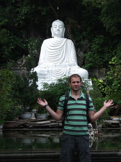 Einer von vielen Buddhas. Die meisten waren allerdings liegend, laechelnd und gluecklich in zahlreichen Hoehlen versteckt.