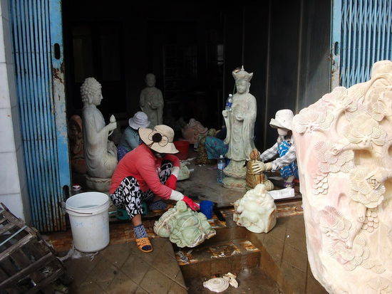 Hier werden die Figuren noch handgeschliffen ...