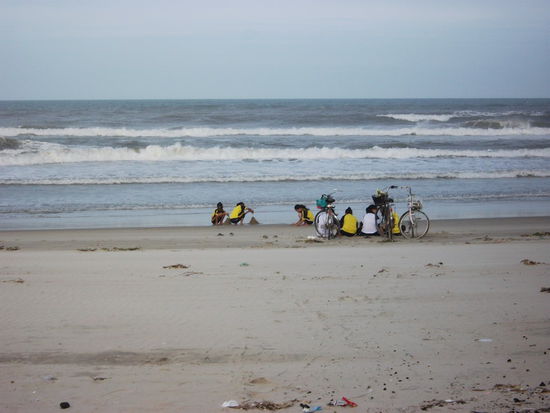 Der Strand in der Naehe der Marmorberge war gar nicht einladend und das Meer noch aufgewuehlter, als am Tag zuvor.