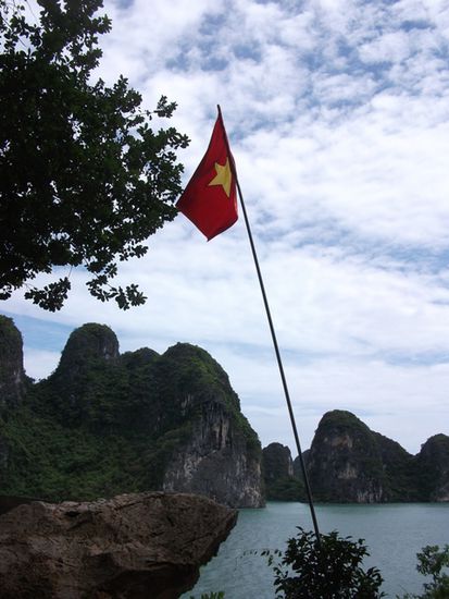 Halong Bay, Vietnam - Am Einstieg zur ersten Hoehle.