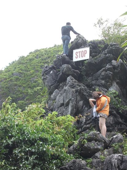 Felsnadel am Ende der Hoehle. Man beachte das Stop-Schild ...