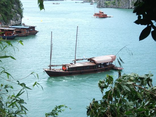 Unser Boot (nahe der zweiten Hoehle). Leider ist irgendwie kein einziges Boot gesegelt.