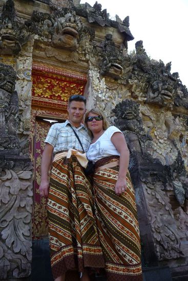 Und wie sehen wir aus in unserem Sarong?