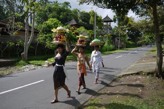 ...oder auch Frauen, mit Opfergaben auf dem Kopf