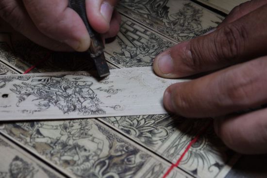 Zuerst werden die Palmenblätter eingeritzt...