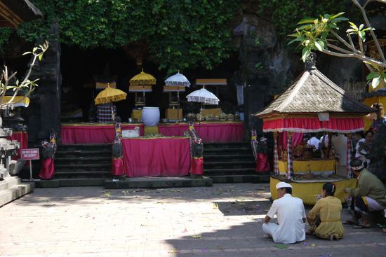 Opfergaben vor der Fledermaushöhle