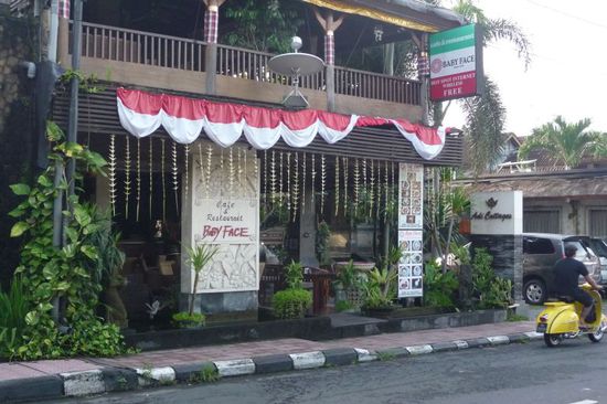 Café und Restaurant gegenüber vom Hotel. Hier hatten wir den Abend zuvor gegessen.