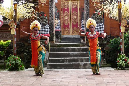 Zwei Mädchen tanzen den Legong