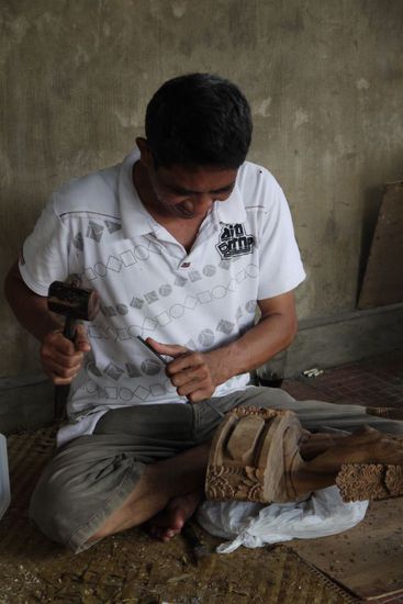 Holzschnitzerei im Dorf Mas
