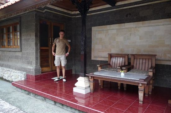 Terrasse und Eingang zu unserem extragroßen Familienzimmer...