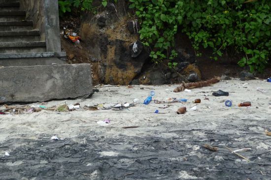 Aber wenn man näher hinguckt, sieht man überall nur Müll 