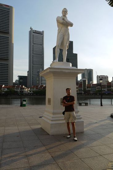 Raffles Statue....also die große weiße Figur 