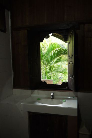 ...und Waschbecken mit Blick nach draußen