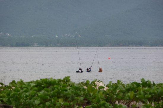 ...sind Angler, die bis zum Hals im Wasser stecken 