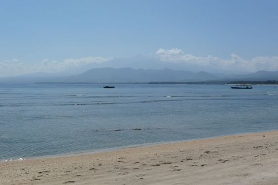 Hier sieht man mal - ganz schwach - den Vulkan auf Lombok