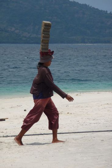 ...und so vom Boot an Land transportiert...