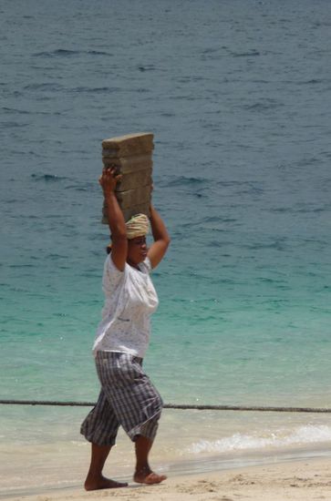 ...und während die Frauen die Steine schleppen...