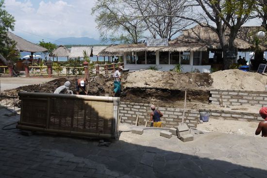 ...mauern die Männer den Pool...