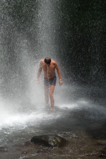 Während sich Peter tatsächlich unter den Wasserfall gestellt hat...