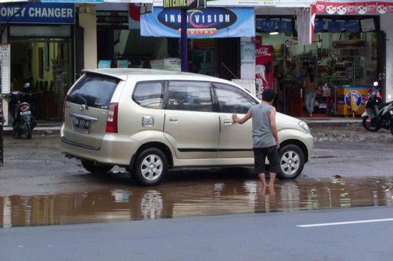 Da es in Senggigi schon ab mittags geregnet hat, standen die Straßen dementsprechend unter Wasser