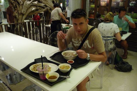 Wie gut, dass Peter alles ißt...in seiner Rindfleischsuppe waren nämlich unter anderem auch Pansen....war ja auch mixed beef soup 