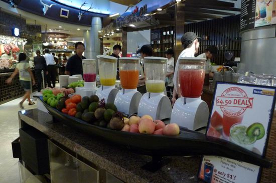 Und natürlich durfte ein frisch gepresster Saft für Yvonne nicht fehlen....dieses Mal Drachenfrucht mit Mango....mmhh lecker 