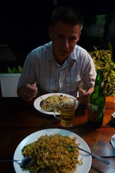 Vorne im Bild: Bami Goreng mit Gemüse