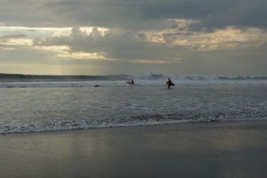 Auch in Seminyak gibt es Surfer...