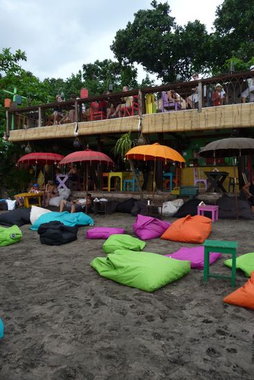 Hier oben haben wir uns erstmal was zum Trinken gegönnt und die Aussicht auf das tobende Meer genossen