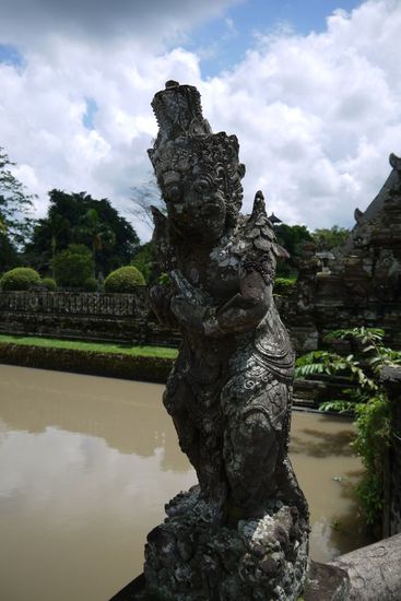 Figuren am Eingang des Tempels