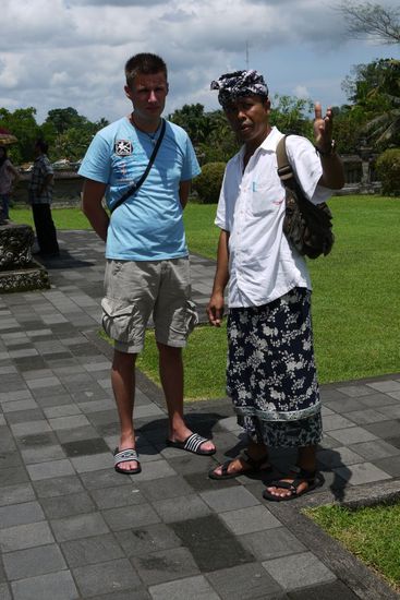 Unser Reiseleiter Made typisch balinesisch gekleidet mit Sarong und Kopfbedeckung