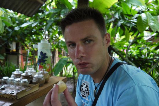 ...und hier sieht man, wie Peter das Fruchtfleisch probiert.....schmeckt leicht säuerlich.