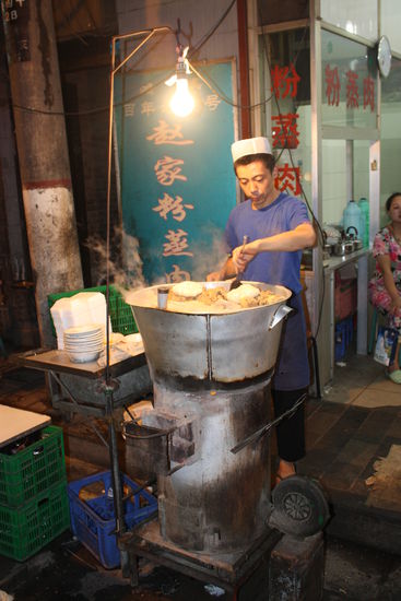 Typischer Nudelmacher in Xi'an. Der Ofen ist mehr wie abenteurlich.