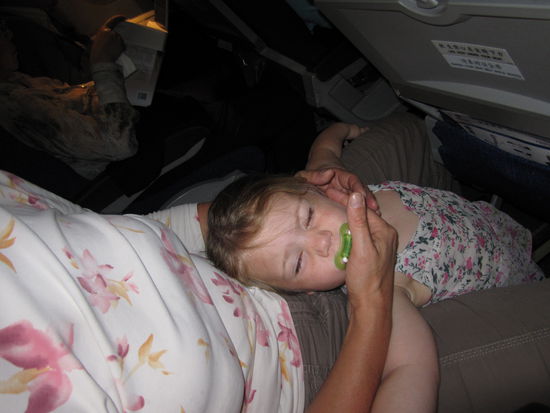 Im Flieger: Es war schon spaet und unsere Maus totmuede 